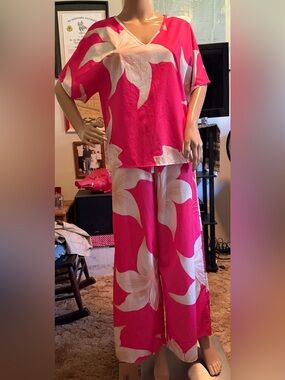 Boutique 
Cute, silky, loose fitting palazzo pants with matching top. ♥️